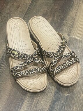 Crocs Leopard Print Flip Flop Sandals Beige Brown Size 8